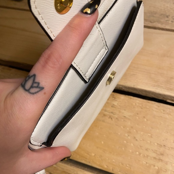 Guess wristlet - Picture 3 of 3